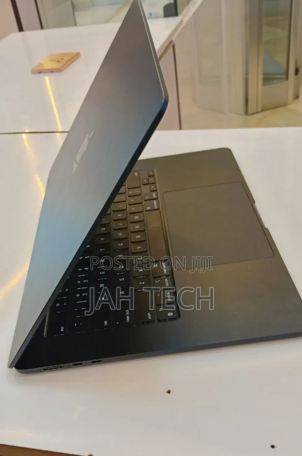 New Laptop Apple MacBook Air 2024 M3 8GB Apple M3 SSD 256GB