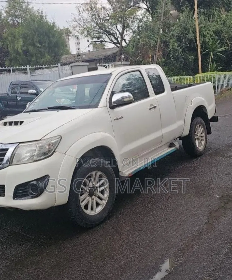 Toyota Hilux 2013 White