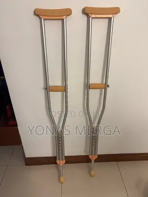 Axillary Crutches烸食crutch With Padded Tops and Hand-Grips.