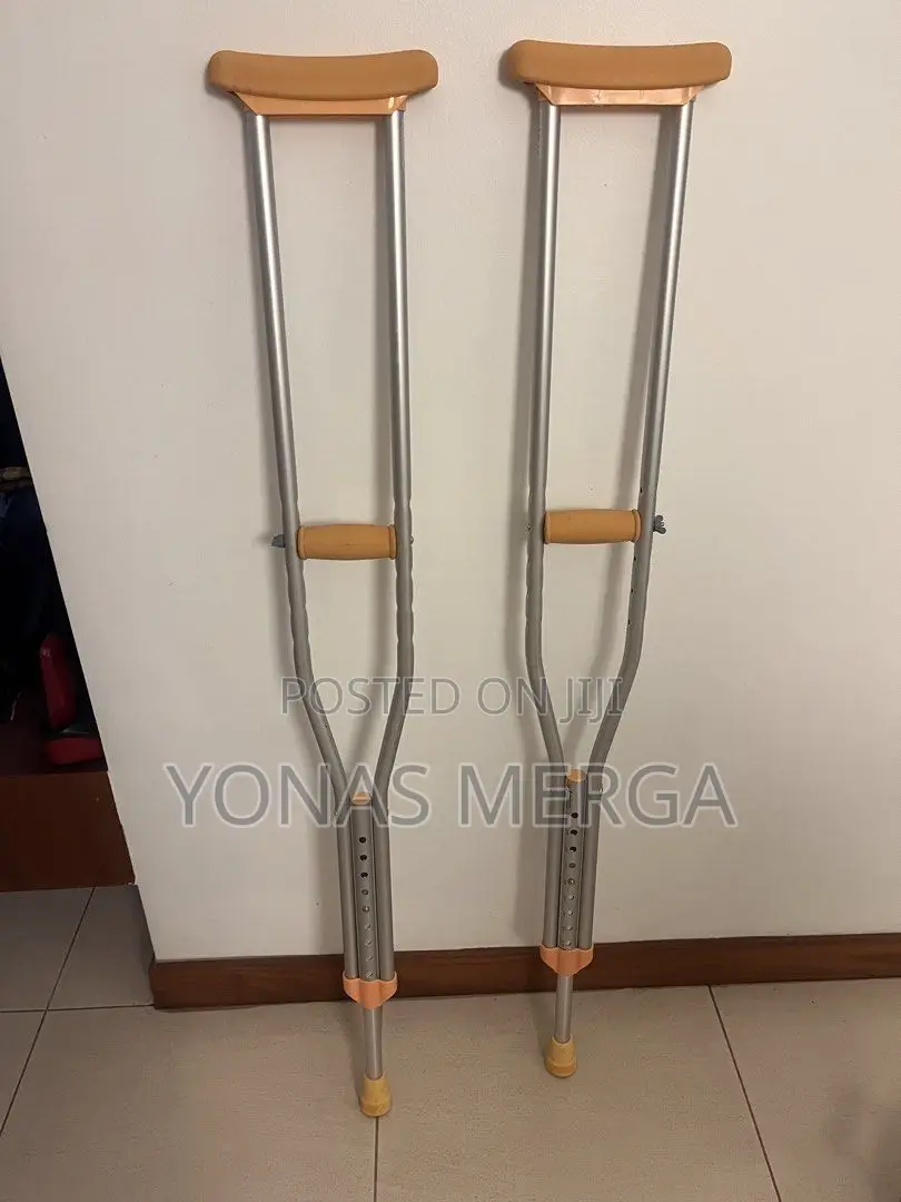 Axillary Crutches烸食crutch With Padded Tops and Hand-Grips.