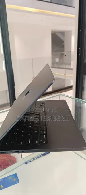 New Laptop Apple MacBook Pro 2024 M3 18GB Apple M3 Pro SSD 512GB