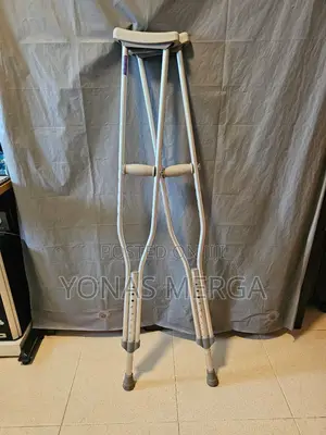 Bilateral Axillary Crutches岦巉accommodating Use by Adult, or Tall Adult