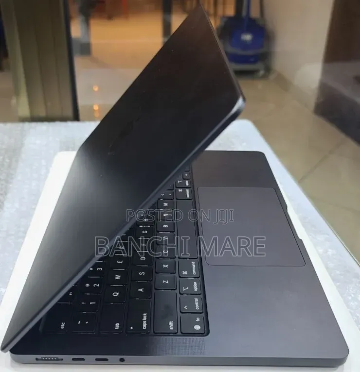 New Laptop Apple MacBook Pro 16GB Apple M5 SSD 512GB