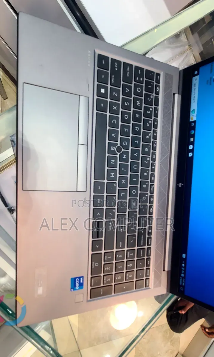 New Laptop HP ZBook Firefly G8 16GB Intel Core i7 SSD 512GB