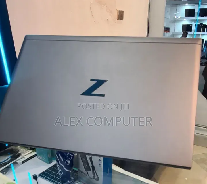 New Laptop HP ZBook Firefly G8 16GB Intel Core i7 SSD 512GB