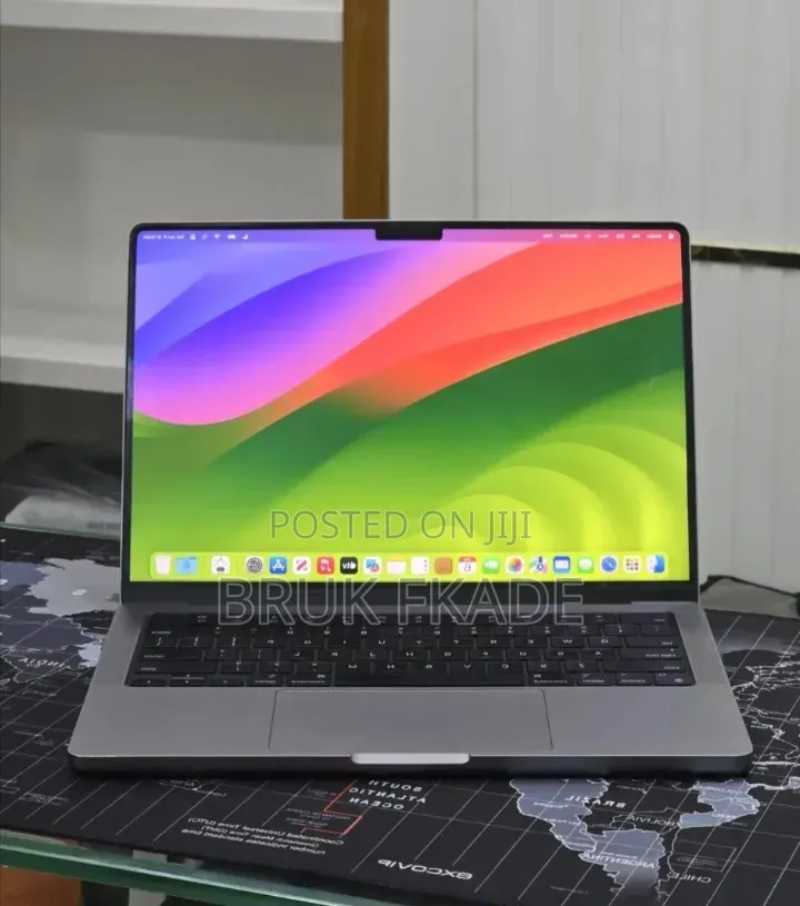 New Laptop Apple MacBook Pro 2024 M3 8GB Apple M3 Pro SSD 512GB