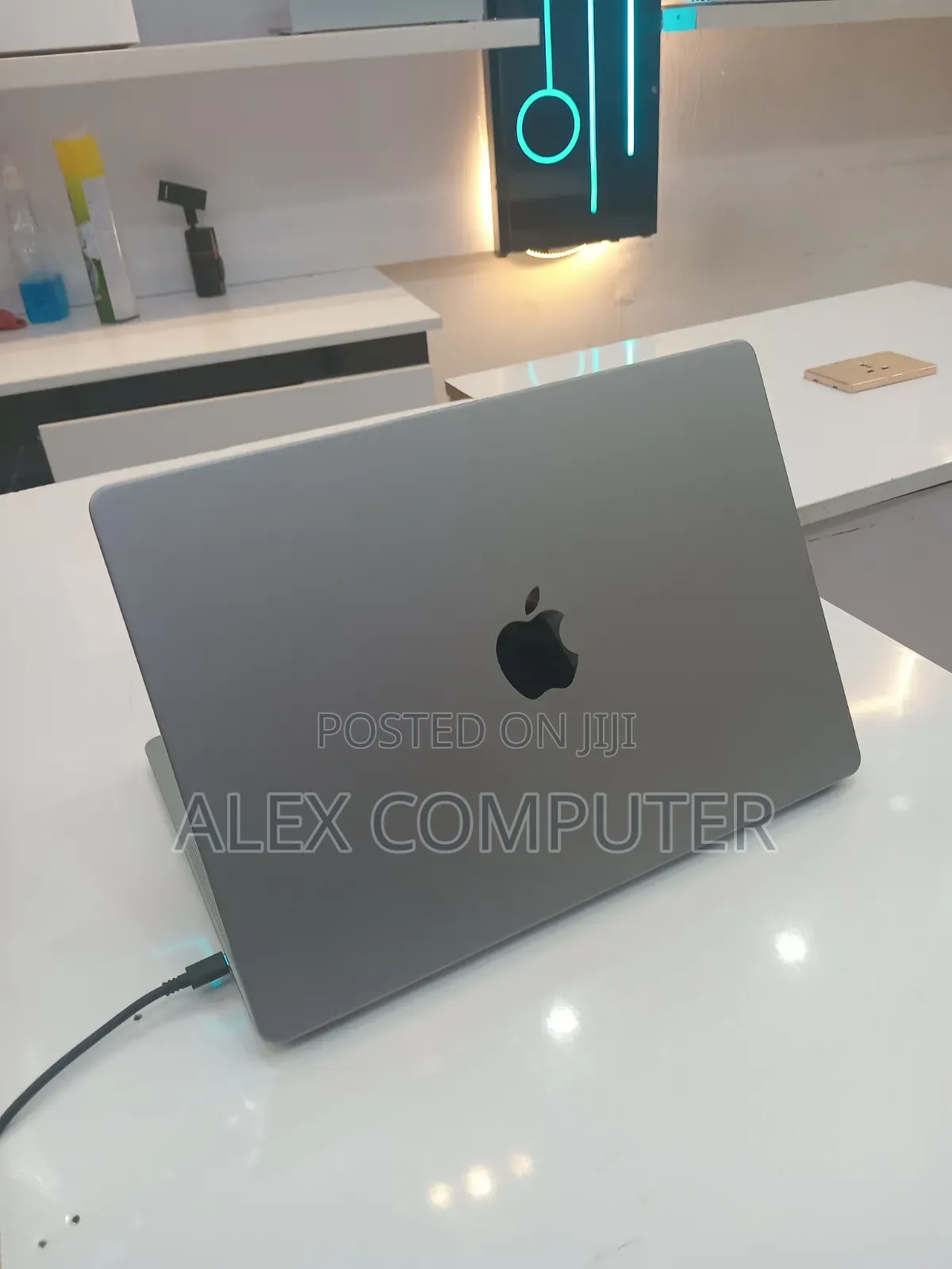 New Laptop Apple MacBook Pro 2021 M1 16GB Apple M1 Pro SSD 512GB