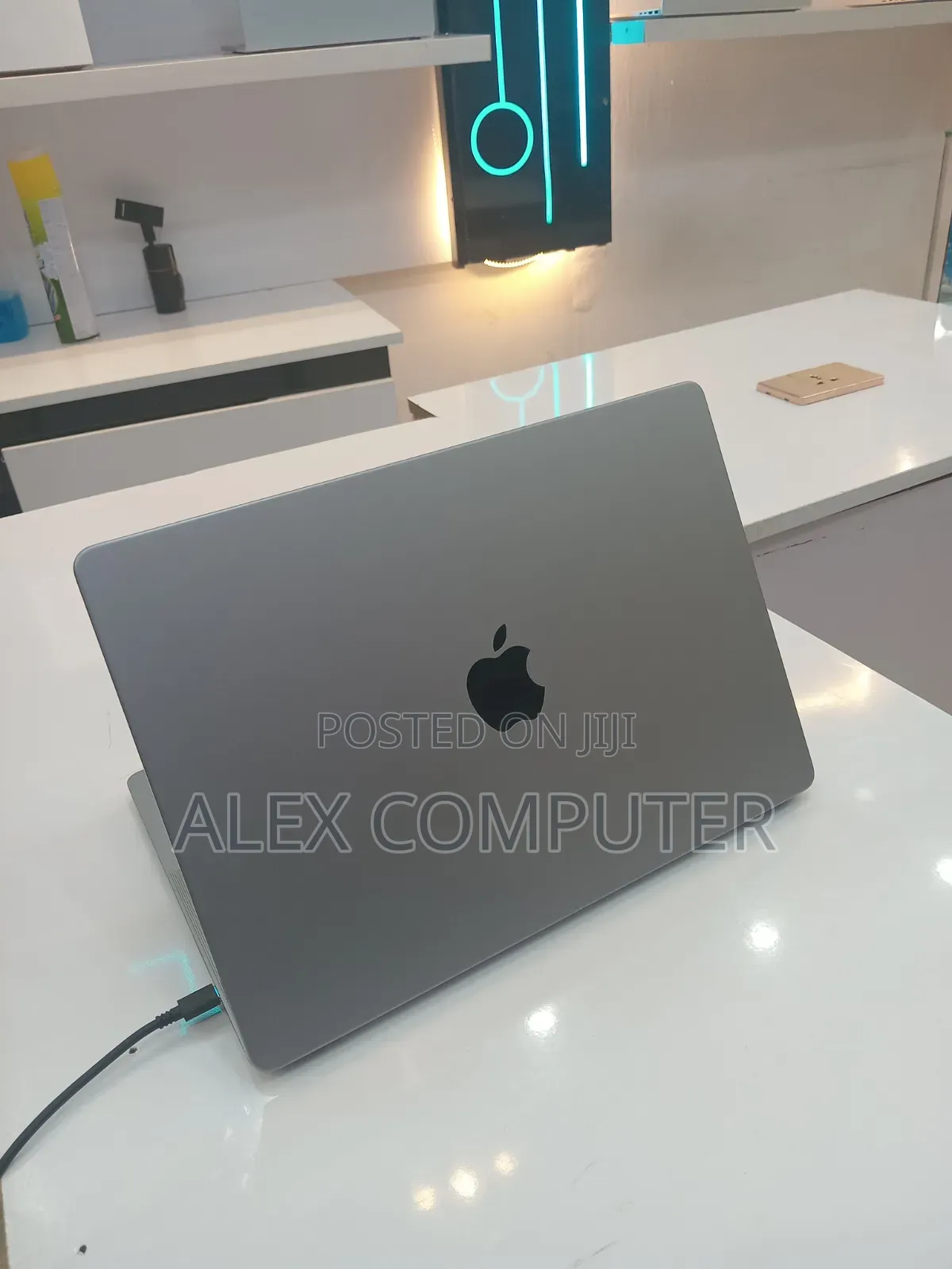 New Laptop Apple MacBook Pro 2021 M1 16GB Apple M1 Pro SSD 512GB