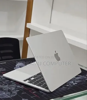 New Laptop Apple MacBook Air 2024 M3 16GB Apple M3 SSD 256GB