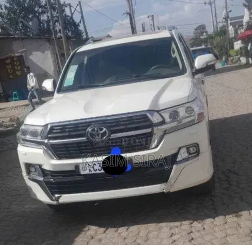 Toyota Land Cruiser 2010 White