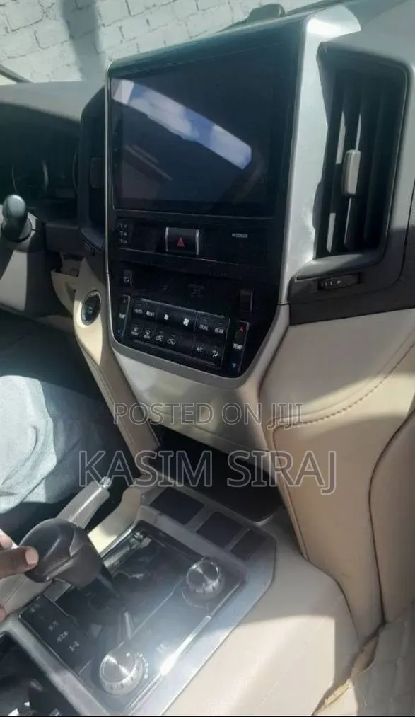 Toyota Land Cruiser 2010 White