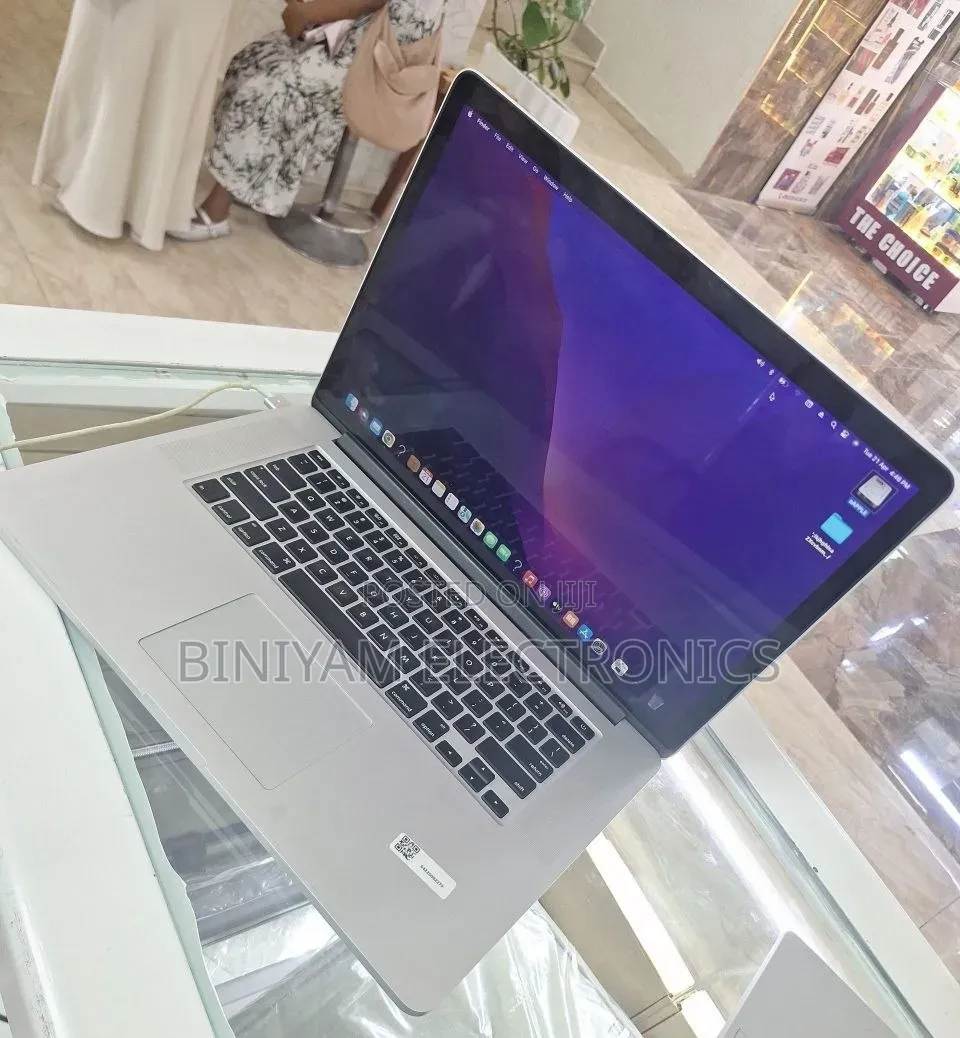 New Laptop Apple MacBook Pro 2015 16GB Intel Core i7 SSD 256GB