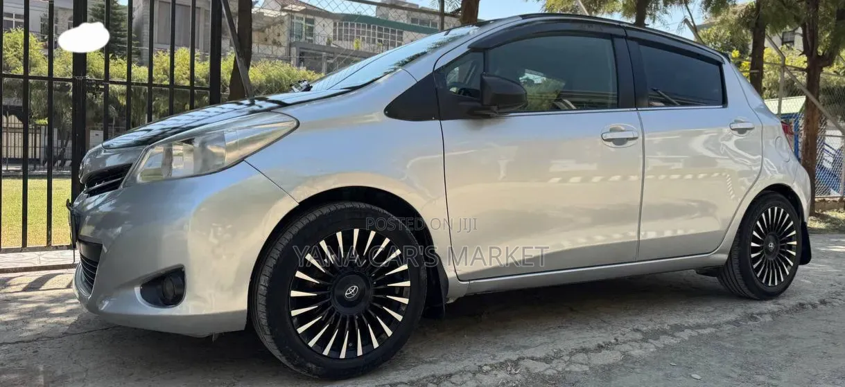 Toyota Yaris 2012 Silver