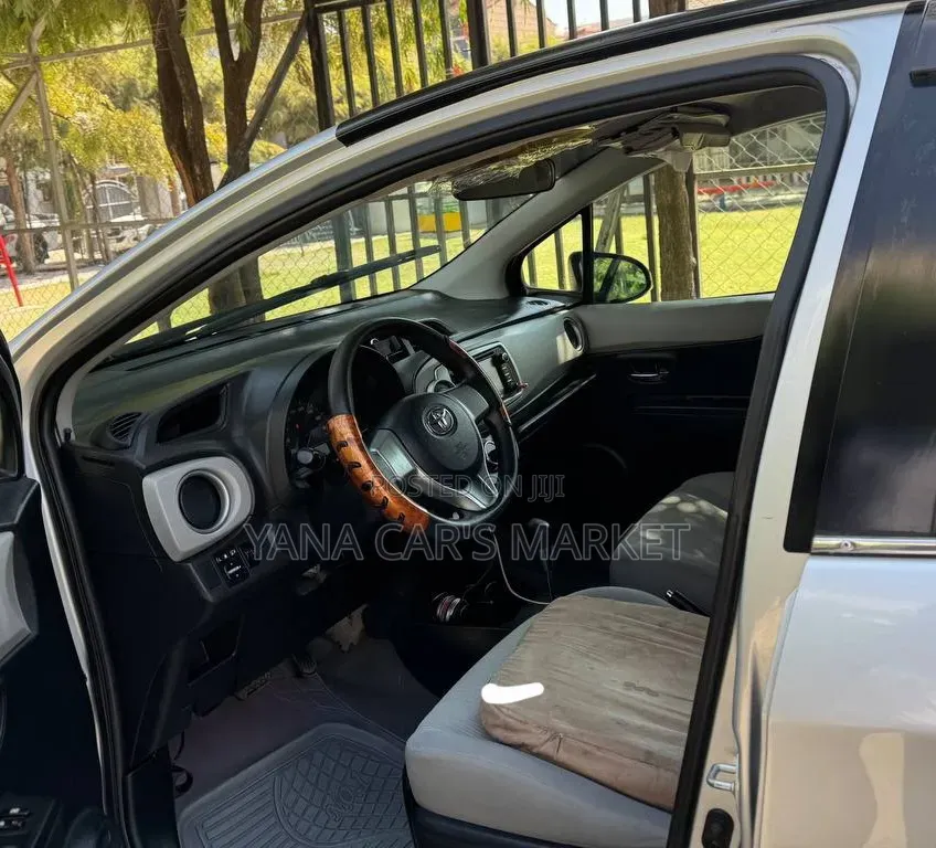 Toyota Yaris 2012 Silver