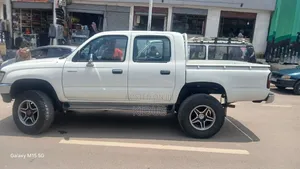Toyota Hilux 2000 White