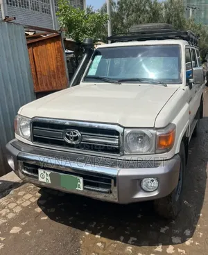 Toyota Land Cruiser 2013 White
