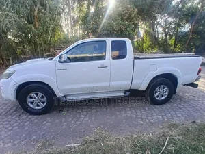 Toyota Hilux 2013 White