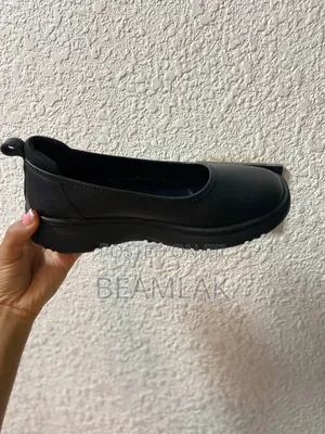Skechers Women's Arch Fit Uplift - Comfy Zone Ballet Flats in Black.