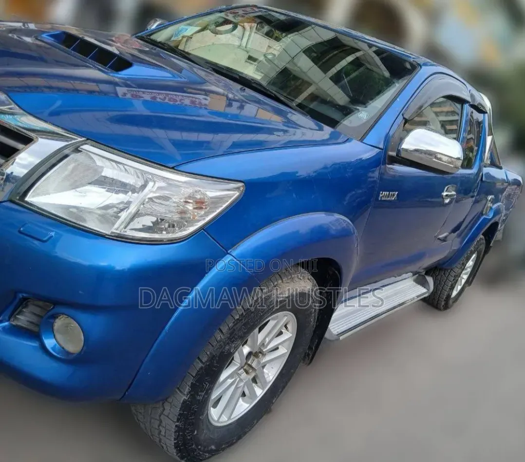 Toyota Hilux 2012 Blue