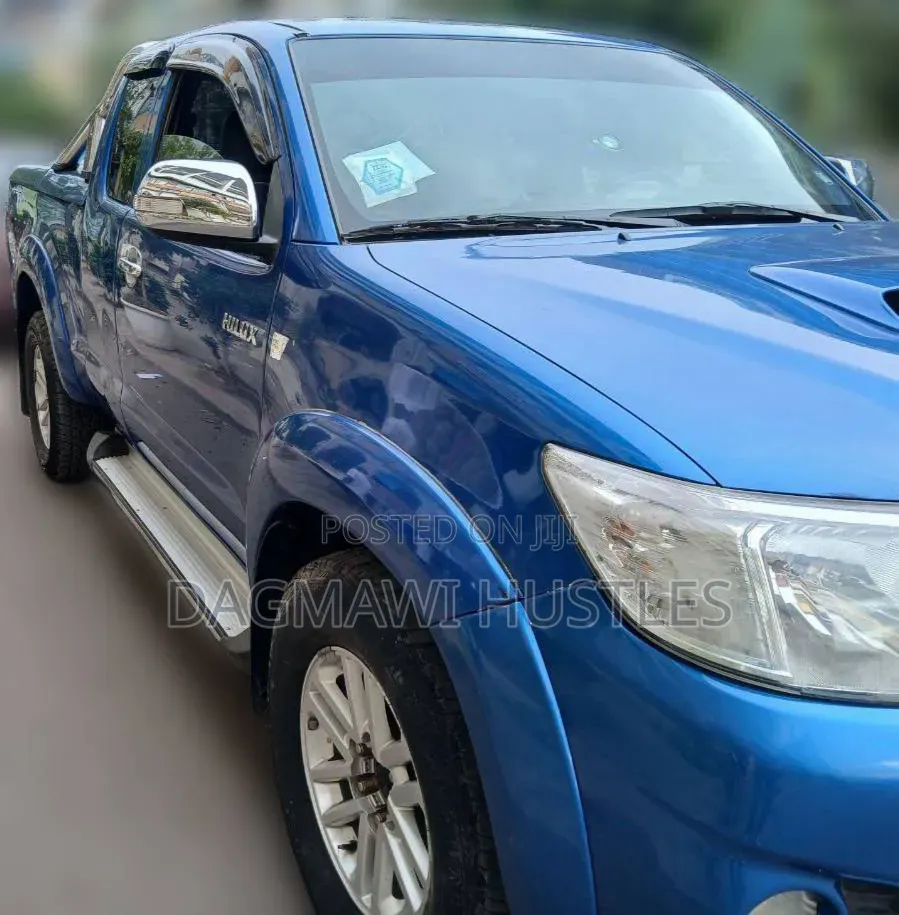 Toyota Hilux 2012 Blue