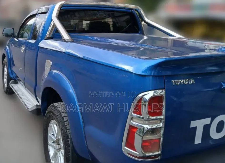 Toyota Hilux 2012 Blue