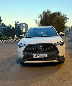 Toyota Corolla Cross Hybrid SE AWD 2023 White