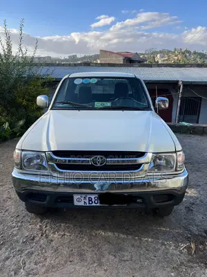 Toyota Hilux 2004 White
