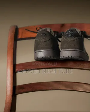 Air Jordan 1 Low X Travis Scott "Velvet Brown"