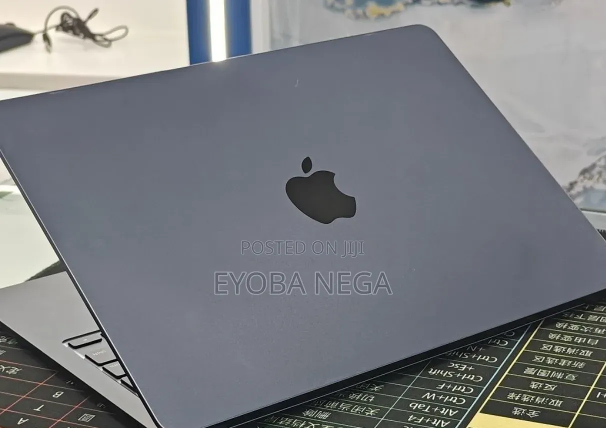 New Laptop Apple MacBook Air 2022 M2 8GB Apple M2 SSD 512GB
