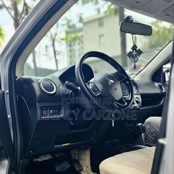 Mitsubishi Attrage 2021 Silver