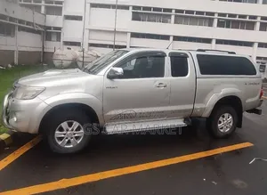 Toyota Hilux 2.5 D-4D 4X4 SRX 2012 Silver