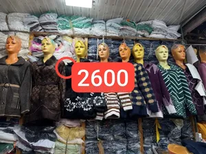 ፡ስም የሌለው ማኒኪን በሰማያዊ፣ ነጭ እና ቢጫ ቀለማት ያሉ ደፋር መስመራዊ የተሸመነ ዲዛይን ያለው ነው።