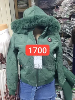 ይህ አረንጓዴ የjuicy Couture የክረምት ጃኬት ለስላሳ በሰው ሰራሽ ፀጉር የተሸፈነ ሁድ እና የተሰፋ ዲ