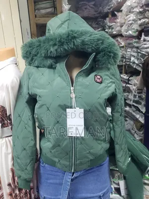 ይህ አረንጓዴ የjuicy Couture የክረምት ጃኬት ለስላሳ በሰው ሰራሽ ፀጉር የተሸፈነ ሁድ እና የተሰፋ ዲ