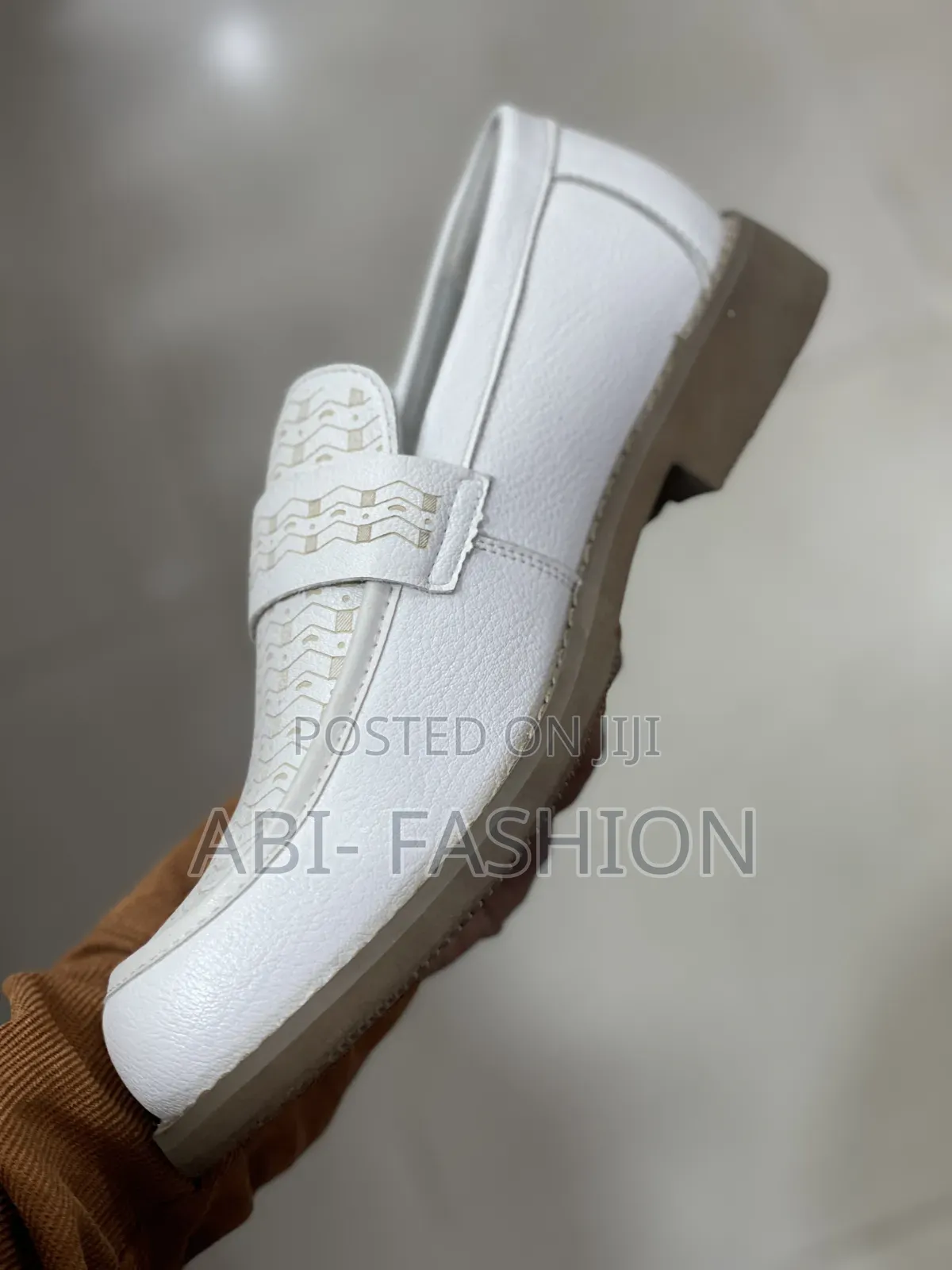 White Flat Leather Shoe Mid Sole