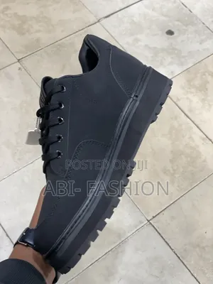 Louis Vuitton Sneakers Prominent Gold-Tone