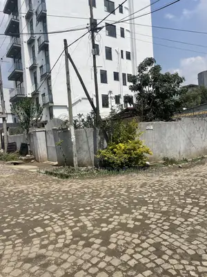 የሚሸጥ 300ካሬ ቦታ! 300sqm Land for Sale! Wellosefer