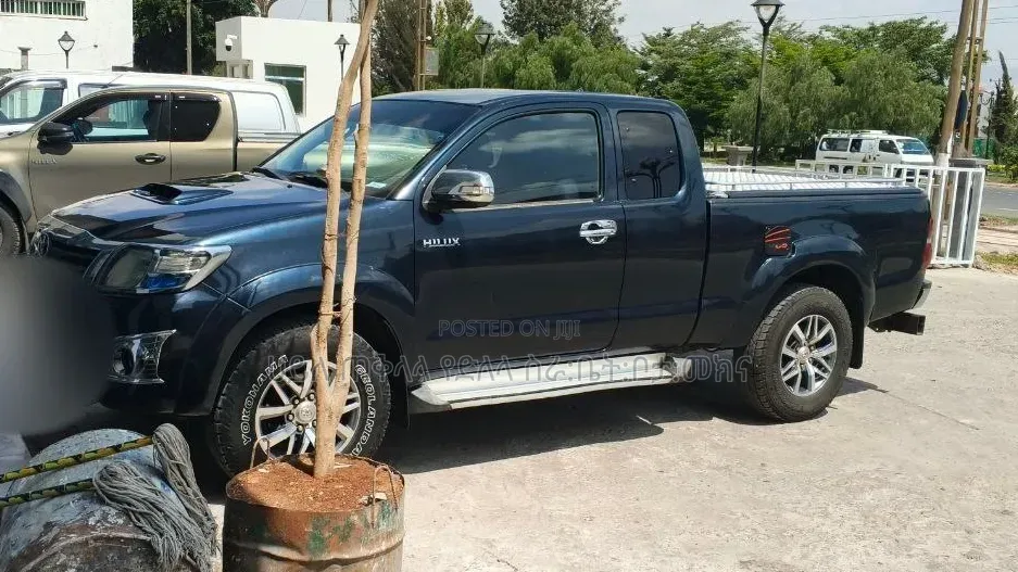 Toyota Hilux 2014 Matt Black