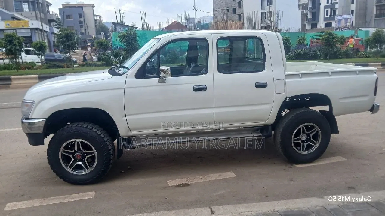 Toyota Hilux 2000 White