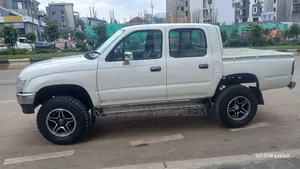 Toyota Hilux 2000 White