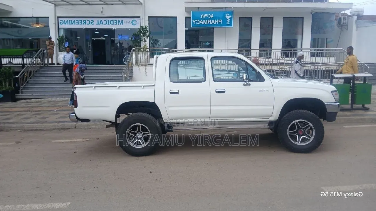 Toyota Hilux 2000 White