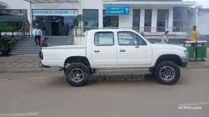 Toyota Hilux 2000 White