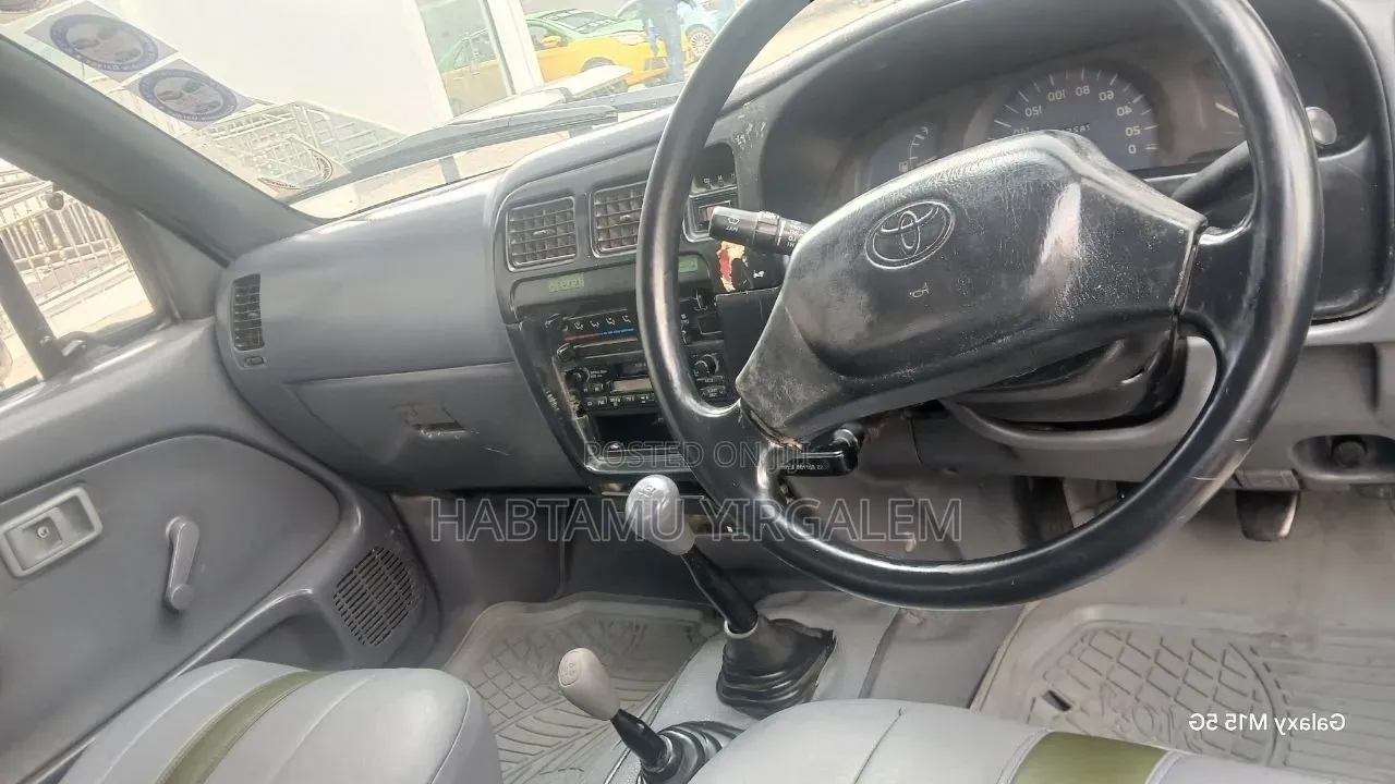 Toyota Hilux 2000 White