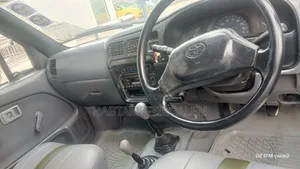 Toyota Hilux 2000 White