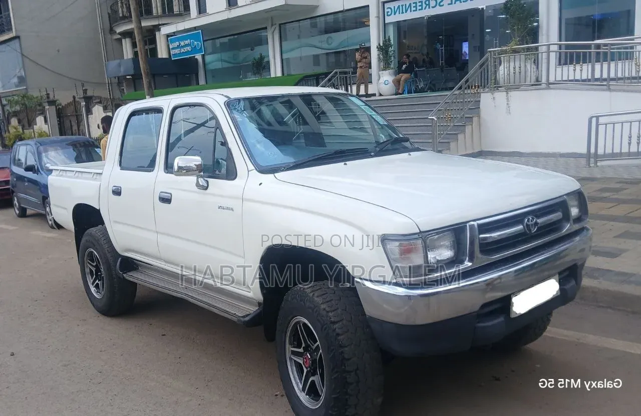 Toyota Hilux 2000 White