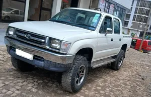 Toyota Hilux 2000 White