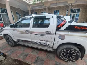 Toyota Hilux 2013 White
