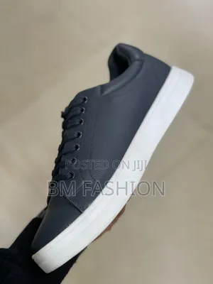 Lacoste Sneakers in Flat Model