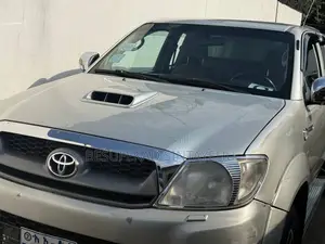 Toyota Hilux 2.5 D-4D 4X4 SRX 2010 Gold