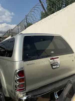 Toyota Hilux 2.5 D-4D 4X4 SRX 2010 Gold